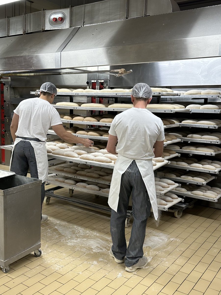 Brot für 26 Filialen von Hand gemacht. Möglich beim #SutterBegg . ⁦@_industrienacht⁩