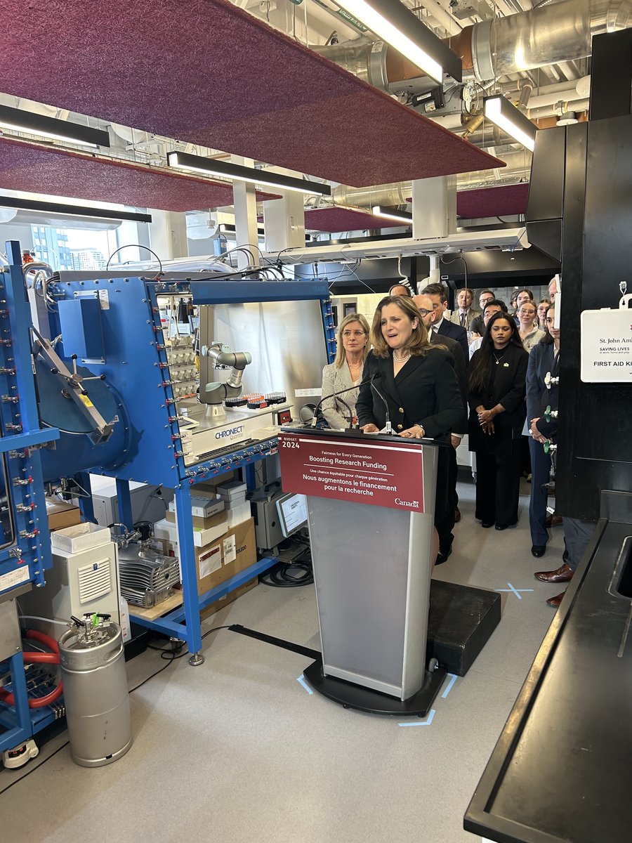 Chad Gaffield s'est joint à la vice-première ministre @cafreeland, @fbouchard, aux chefs étudiants et aux chercheurs de l'Université de Toronto pour reconnaître le financement vital de la recherche dans le #Budget2024 Ceci est un investissement important dans le future du Canada.