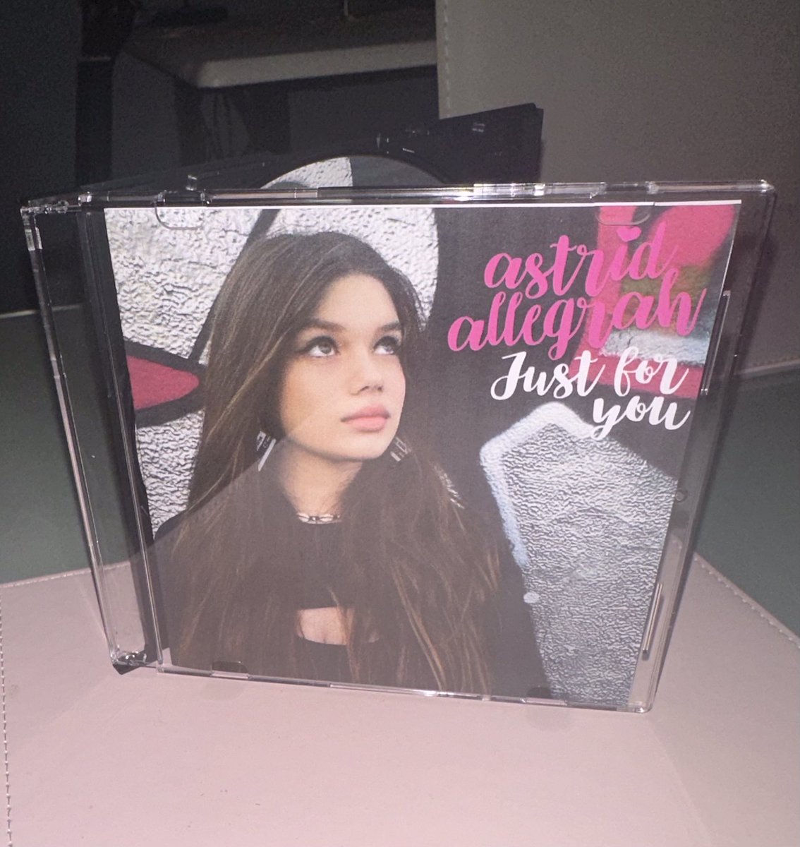 Our CD, Just For You, is officially out today! If you would like a signed copy, with FREE PP, click this link: astridallegrahmusic.co.uk/product/140342…

#newmusicalert #coversongs #FridayFeeling #justforyou #covers #cd #music #Trending