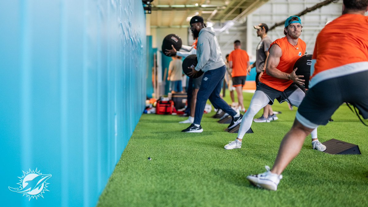 MiamiDolphins's tweet photo. Gettin' that work in. 👊 https://t.co/QLRJkldeHr