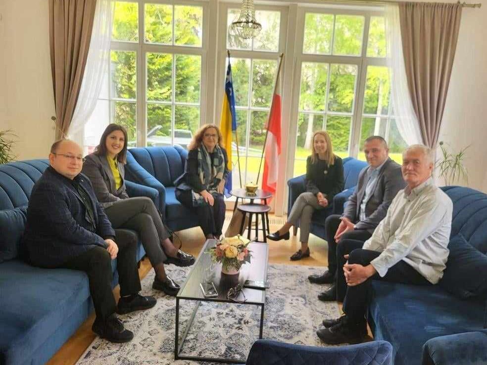 AmbasadaB's tweet photo. Razgovarala sam sa predstavnicima srednjih škola iz Doboja, Prijedora i Bijeljine koji su u studijskoj posjeti 🇵🇱. Učenici tih škola imaju praksu u sklopu #Erasmus  programa u gradu Pitkrow Trybunalski. Program podržava Privredna komora RS i Ministarstvo prosvjete @Vlada_Srpske https://t.co/Nv6fRE6ohL