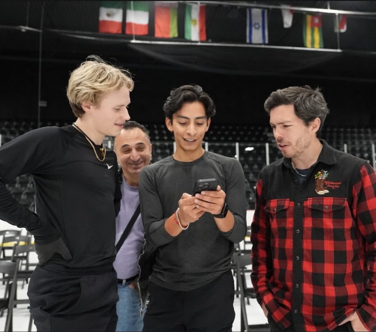 DonovanCarrFan's tweet photo. Getting ready for @goldonicelive 🤩🤩🤩
Cc: oniceperspectives 📸
#FigureSkating #patinajeartistico #ISUFigureSkating #OrgulloMexicano #DonovanCarrillo #iliamalinin #keeganmessing https://t.co/3BVVQVvMS7
