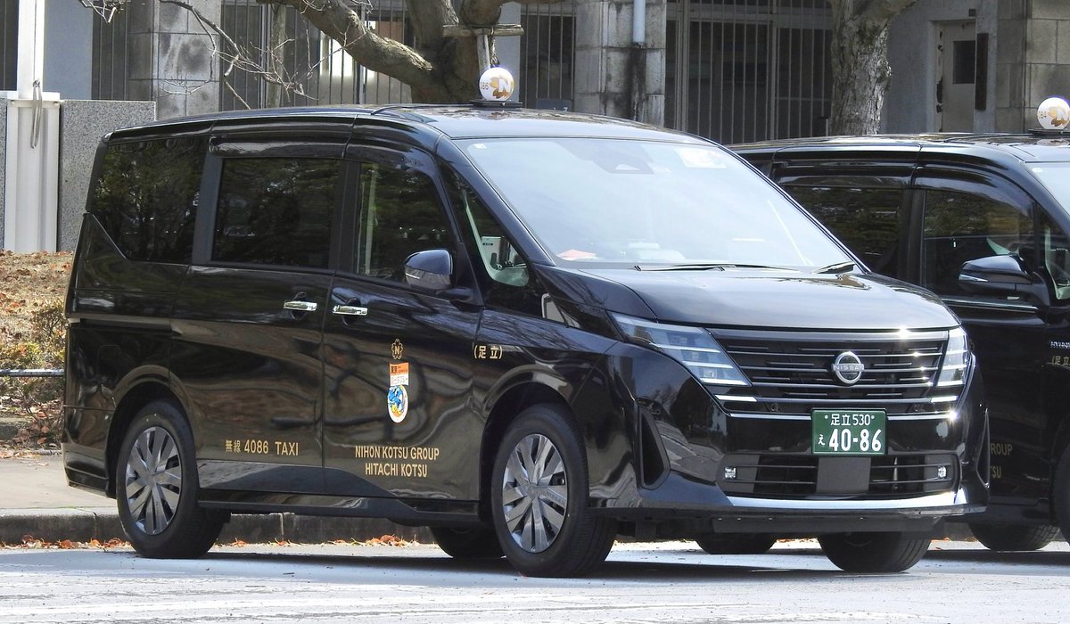 日立自動車交通
日産セレナe-POWER(GC28)
日本交通系列では珍しいセレナ法人車で、かつては「黒タク」と呼ばれていたゴールドタクシー仕様車となっている。撮影時は東京観光タクシーで使われていた為フロントドアに観光タクシーである事を示すマグネットステッカーが貼られていた
 #1日1タク