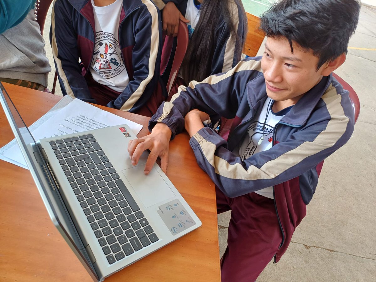 Our Guatemalan students are creating their Digital Maps, getting ready to present to their peers in the US virtual exchange program Compañeros de Clase Globales, supported by @StevensInit and the @BezosFoundation. Hard work knows no borders! 📚💪 #VirtualExchange