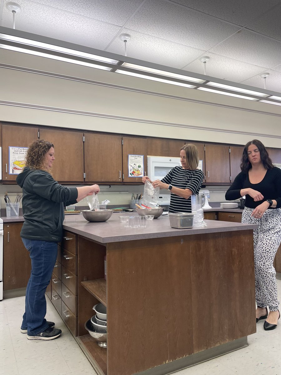 EASDHakimi's tweet photo. Authentic learning experiences alongside explicit instruction cultivates a rich educational environment. Thank you to our HS teachers for making today’s PD meaningful! ⭐️⭐️🐾🐾🙌🙌❤️#coding #cooking #gratitudenotes @BaroneMrs @sweitzer_e @MichaelTanczos https://t.co/oP4XbdR32n