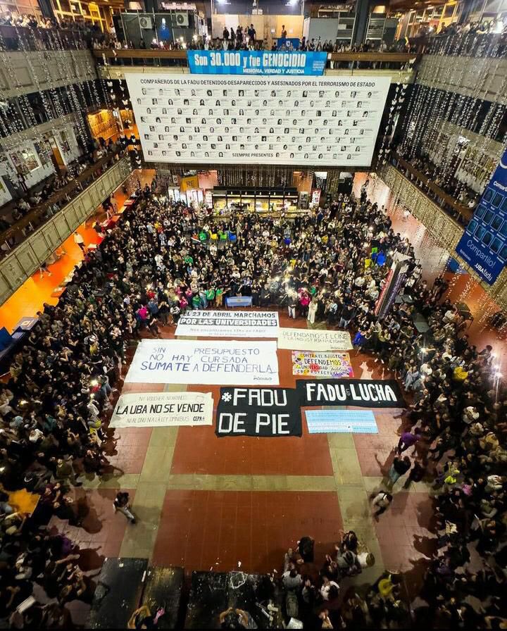 Vamos con un hilo de fotos de cómo se preparan en las facultades y colegios universitarios de todo el país para defender la educación pública y la #marchafederaluniversitaria del 23?
Esta de la Facultad de Arquitectura y Diseño de la UBA me encantó 😍