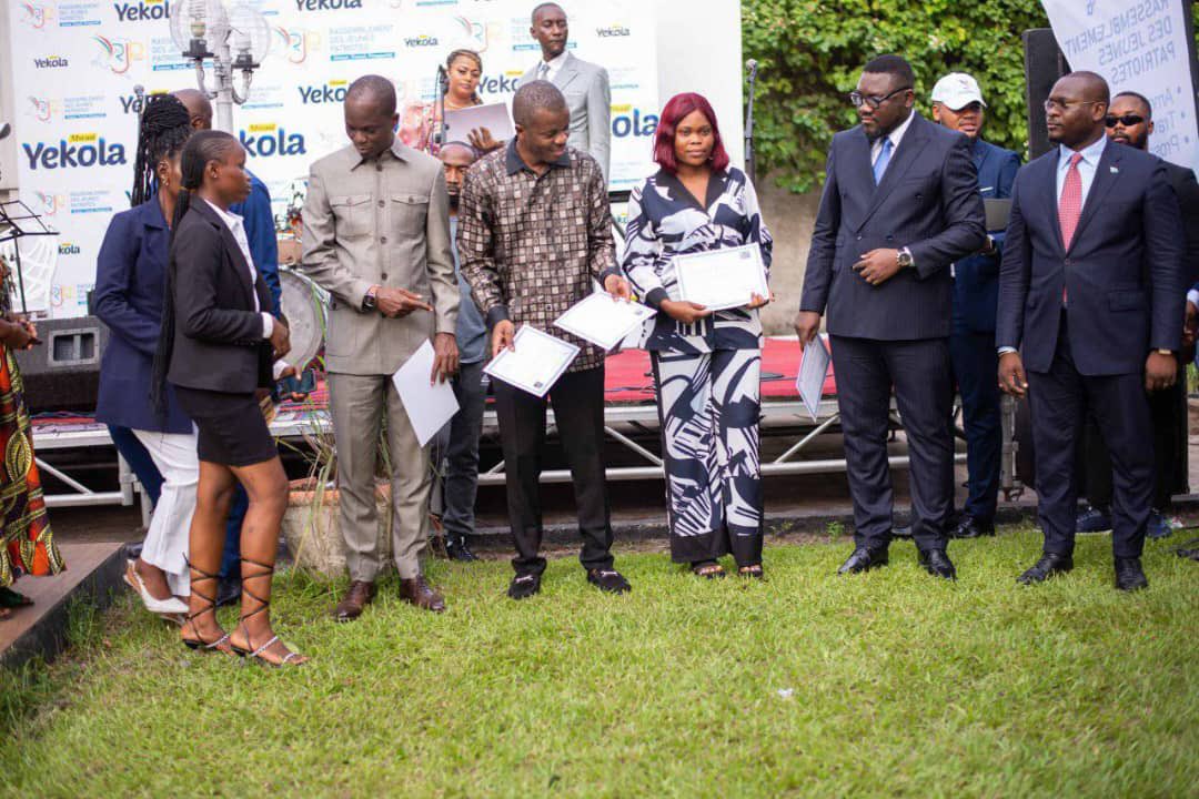 sauvonslomami's tweet photo. #RDC:La cérémonie de la Remise de brevet aux premiers récipiendaires de l’atelier de formation dénommé #Mwasi Yekola organisé par Asbl Rassemblement des jeunes patriotes ,RJP ,une association présidée par Mr @ngimbidiercy1
#Diercy NGIMBI KINKELA
Allez-y soutiens à l’Asbl https://t.co/kiksR9qRro