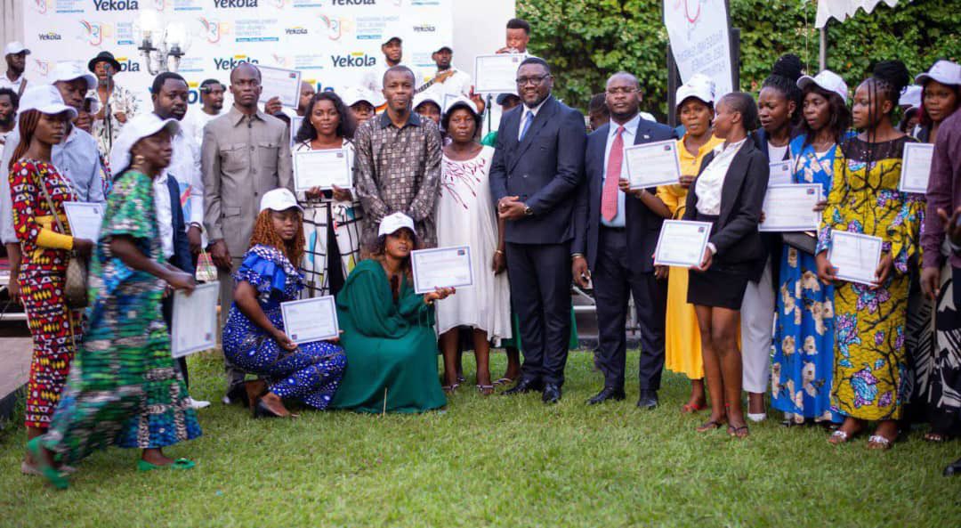sauvonslomami's tweet photo. #RDC:La cérémonie de la Remise de brevet aux premiers récipiendaires de l’atelier de formation dénommé #Mwasi Yekola organisé par Asbl Rassemblement des jeunes patriotes ,RJP ,une association présidée par Mr @ngimbidiercy1
#Diercy NGIMBI KINKELA
Allez-y soutiens à l’Asbl https://t.co/kiksR9qRro