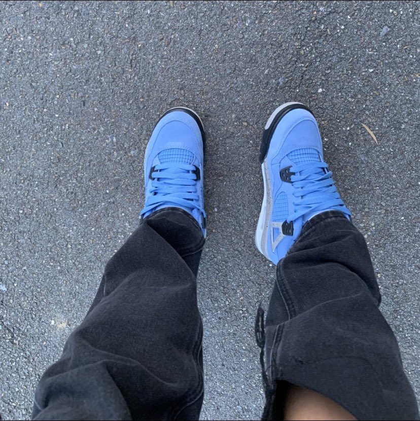 Sur tout Twitter là y’a pas une personne qui veut acheter mes Jordan 4 ? Pitié Pub : jordan 4 university blue taille 37.5 je les vends à 250€ elles sont à 500€ aujourd’hui svp regardez la pépite