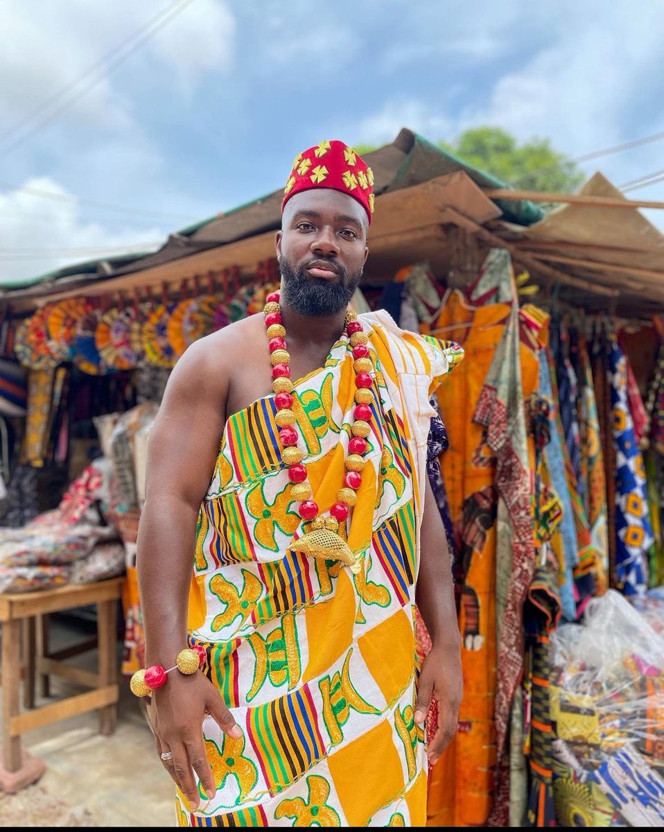 Moi en tenue traditionnelle AKAN 🤴🏾 Lors d’un événement en Côte d’Ivoire 🇨🇮