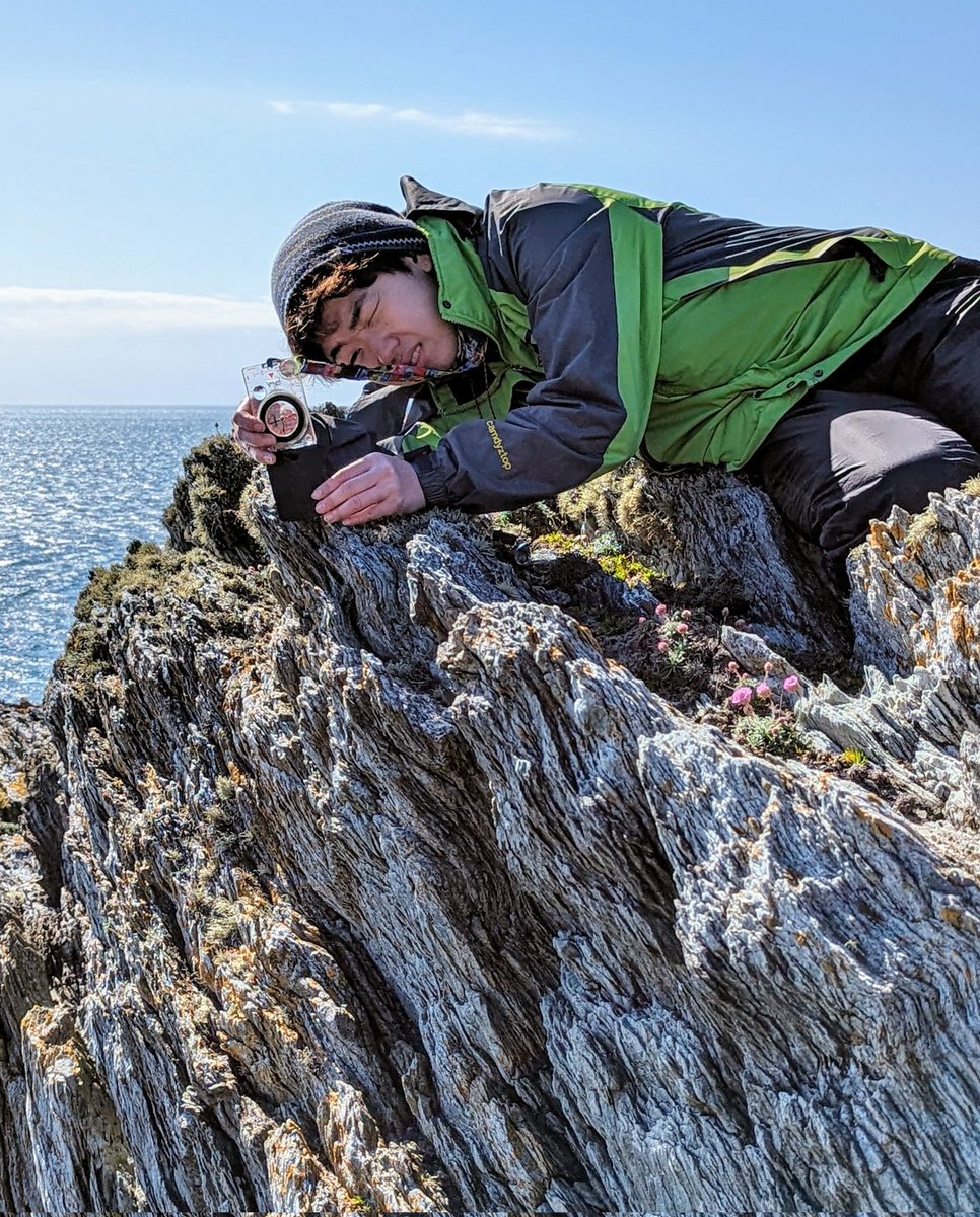 DrAndrewMiles's tweet image. All sorts of compressional #tectonic features today: thrusts, shear zones with kinematic indicators and c-s fabrics, two generations of folds and cleavage along with some later normal faults and dykes. @GawenJenkin @GeologyLeics