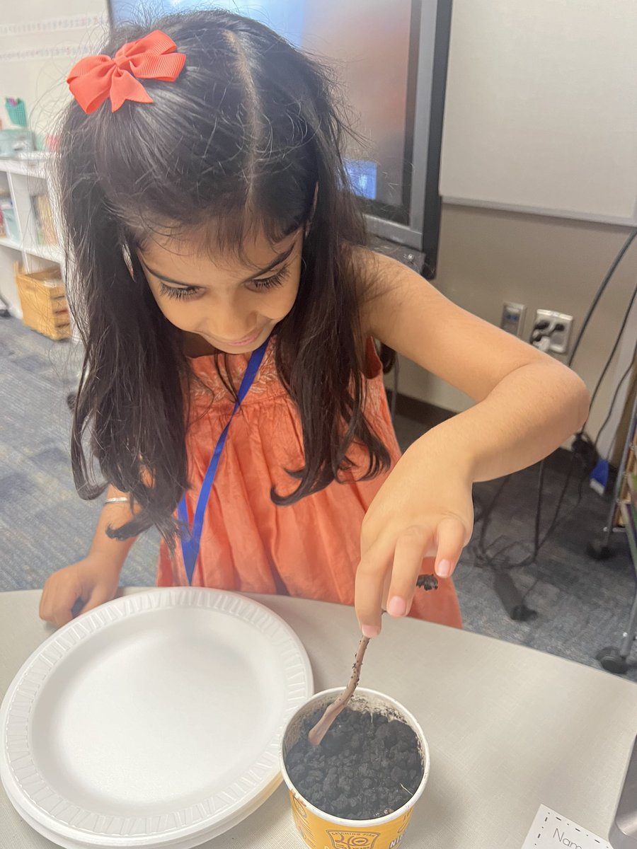 kinderJessSouth's tweet photo. Today we investigated living and non living by observing a gummy worm and an earth worm! @CFISDKeith @CFISDKEITHKIND1 https://t.co/dyaHVvikUY