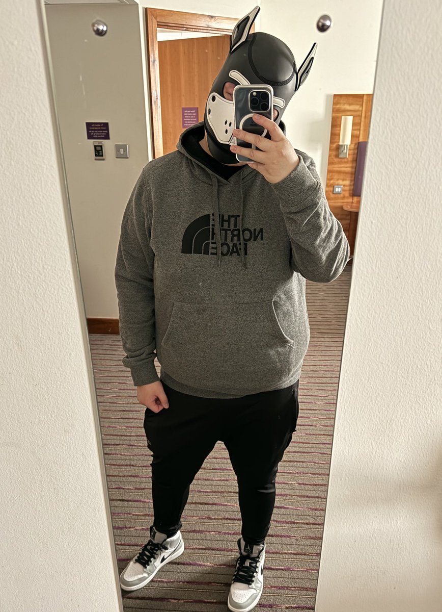 JimboLDN_'s tweet photo. Aruff 🐶 from the hotel 🏨 https://t.co/WvuwtpDJ0k