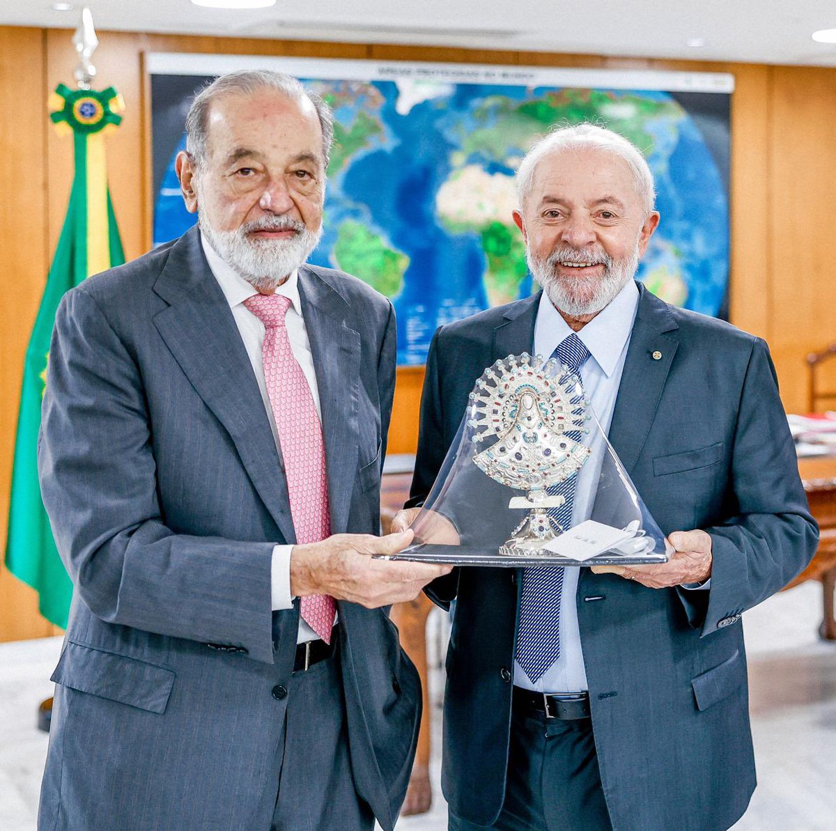 Recebi o empresário mexicano Carlos Slim, fundador e controlador do Grupo América Móvil (AMX) e sua equipe. Na conversa, falamos sobre a expansão da rede de fibra ótica e 5G no Brasil e das oportunidades de parcerias comerciais no setor de telecomunicações. Slim anunciou o