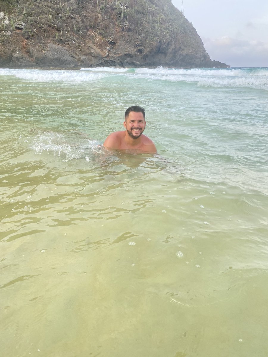 marih2jo18's tweet photo. Será que estábamos felices de nadar en mar no frío? Jajaja https://t.co/S4KQQHdNlz