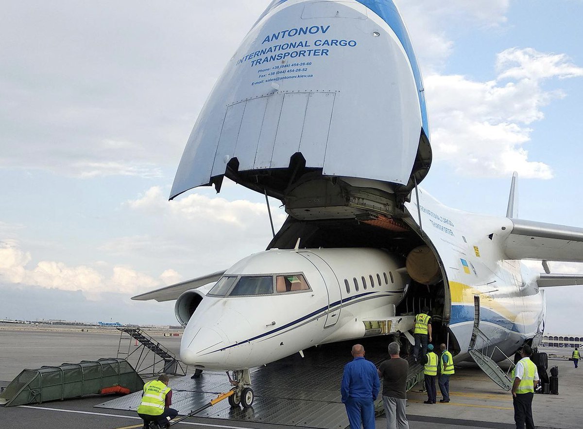 🚨Taylor Swift is seen getting off her plane at Burbank Airport