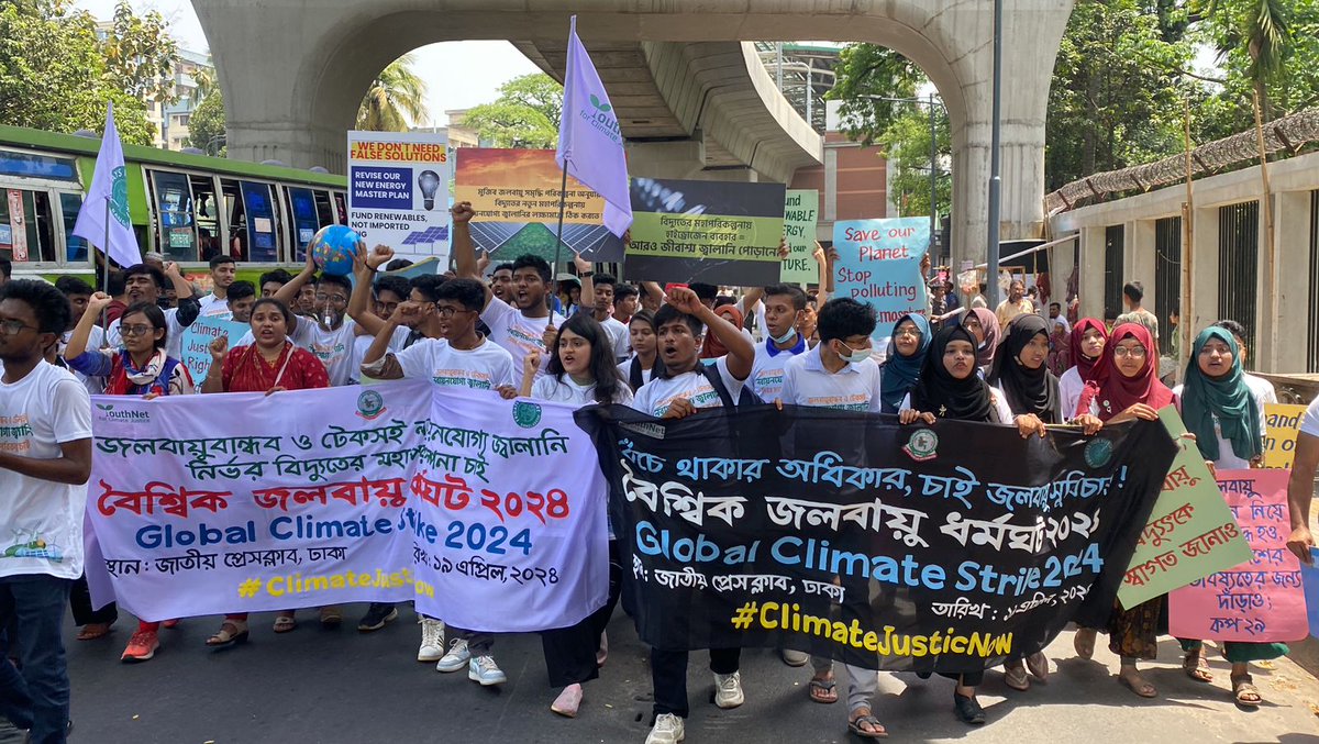 YouthNetGlobal's tweet photo. Joining the global climate strike, we demand quick compensation and adaptation finance for vulnerable countries. But to solve the climate crisis, we must fix finance flows—too much money fuels the crisis, not solutions. 🌍💰✊ #ClimateJusticeNow https://t.co/zvNrgQpSOl