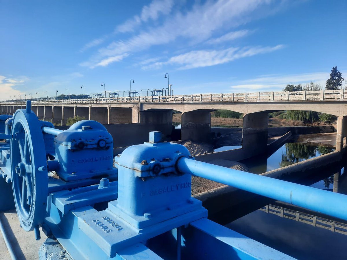 Recorrimos las instalaciones del Dique Benegas, aprovechamos la oportunidad para intercambiar ideas con los responsables de la distribución y manejo del #agua
#Viernes 💧💧💧