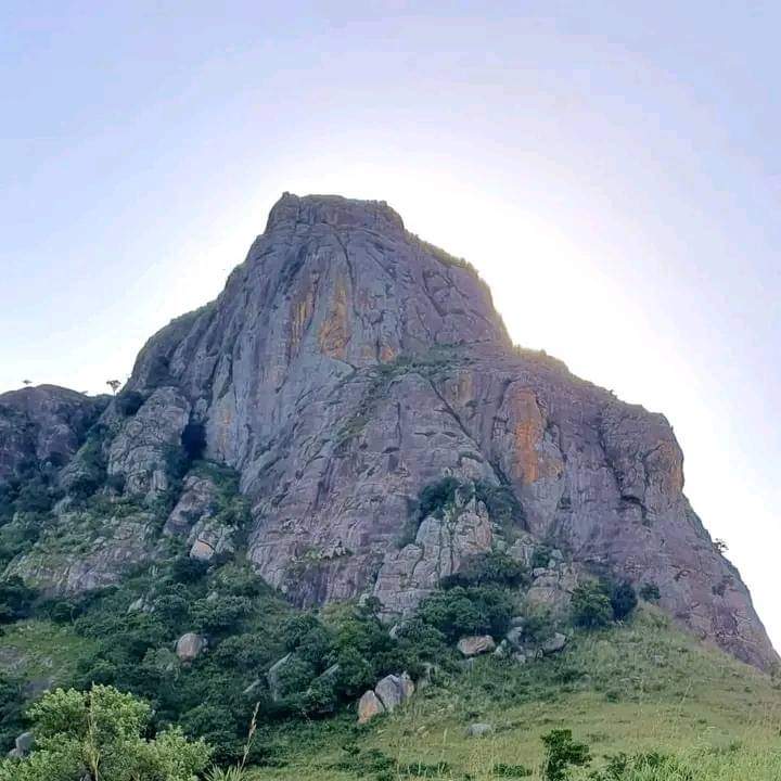 Execution Rock at Mantenga, called Nyonyane, 'Little Bird' in Siswati: historically, criminals were marched to the top, where they could choose to either jump from the summit with dignity or be helped along with spears.
Sheba's (left?) breast #anyway 
#VakashaEswatini #swazi