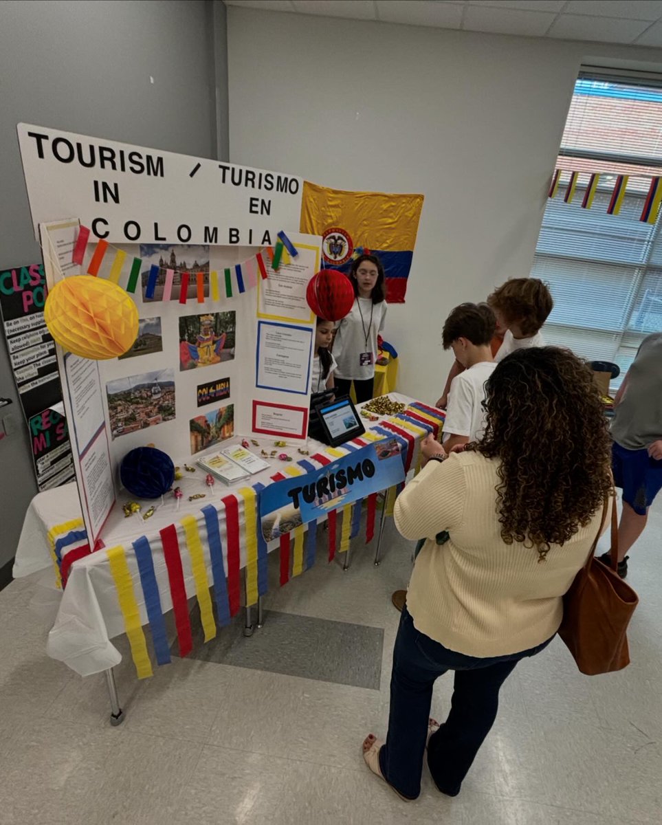 afbonillao's tweet photo. It was a complete success 🇨🇴❤️ DI students showed their highest level of responsibility, commitment and confidence during Colombian Cultural Event. So proud not only for the amazing Spanish level, but also for their creativity and hard work. @ParticipateLrng #unitingourworld https://t.co/LBTDVfY4S6