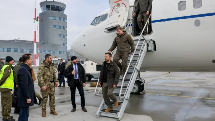 Robert4787's tweet image. Poland arrests man caught in a chilling plot to assassinate Ukraine&apos;s President Zelensky, passing airport security details to Russian spies- a stark reminder of the dangerous games threatening global stability. #AssassinationPlot #SecurityThreat #Zelensky
abcnews.go.com/International/…