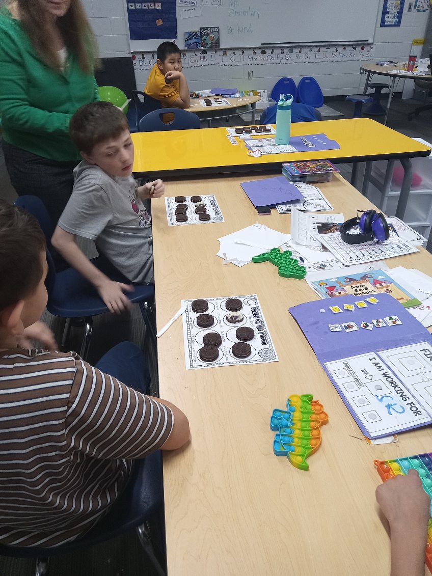 PREPRIDE's tweet image. After all the hype over the recent solar eclipse, these students wanted to learn more about the moon.  Using Oreos, they modeled each of the 8 phases of the moon!