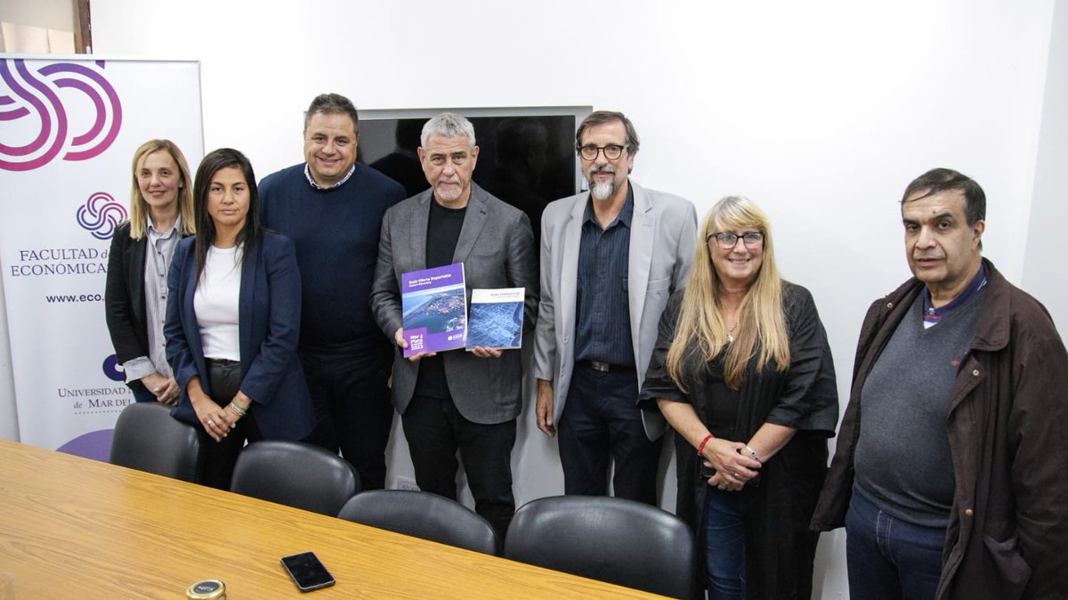 Nuestro país cuenta con universidades de alto nivel académico y tenemos que defenderlas

Nos reunimos con el Vicedecano de la Facultad de Ciencias Económicas y Sociales de la <a href="/unmdp/">Universidad Nacional de Mar del Plata</a>, Fernando Graña.