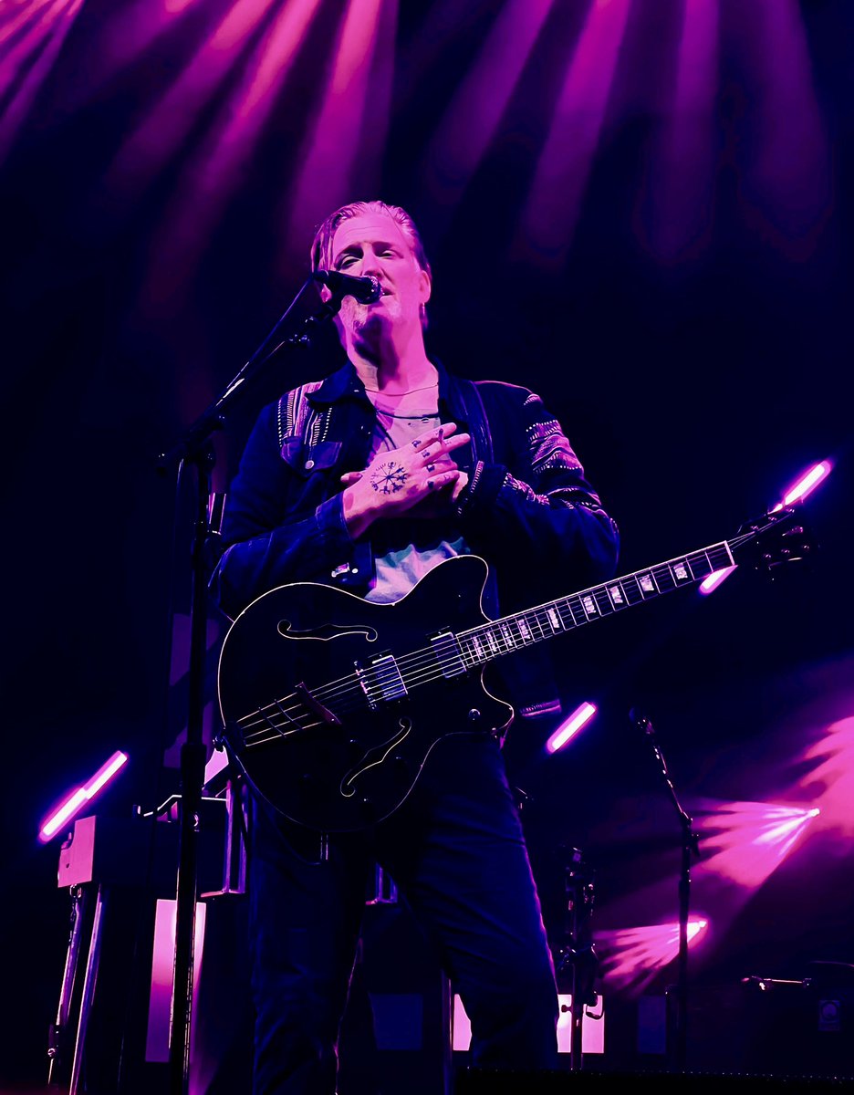 Day 110 / 366 'MAKE IT WIT CHU' 🎤 🇺🇸

#qotsa #joshhomme #makeitwitchu #queensofthestoneage @qotsa #TheEndIsNero #tour #live #music #concert #photography #vscodaily #photooffheday #FotoVorschlag #touch #concertphotography