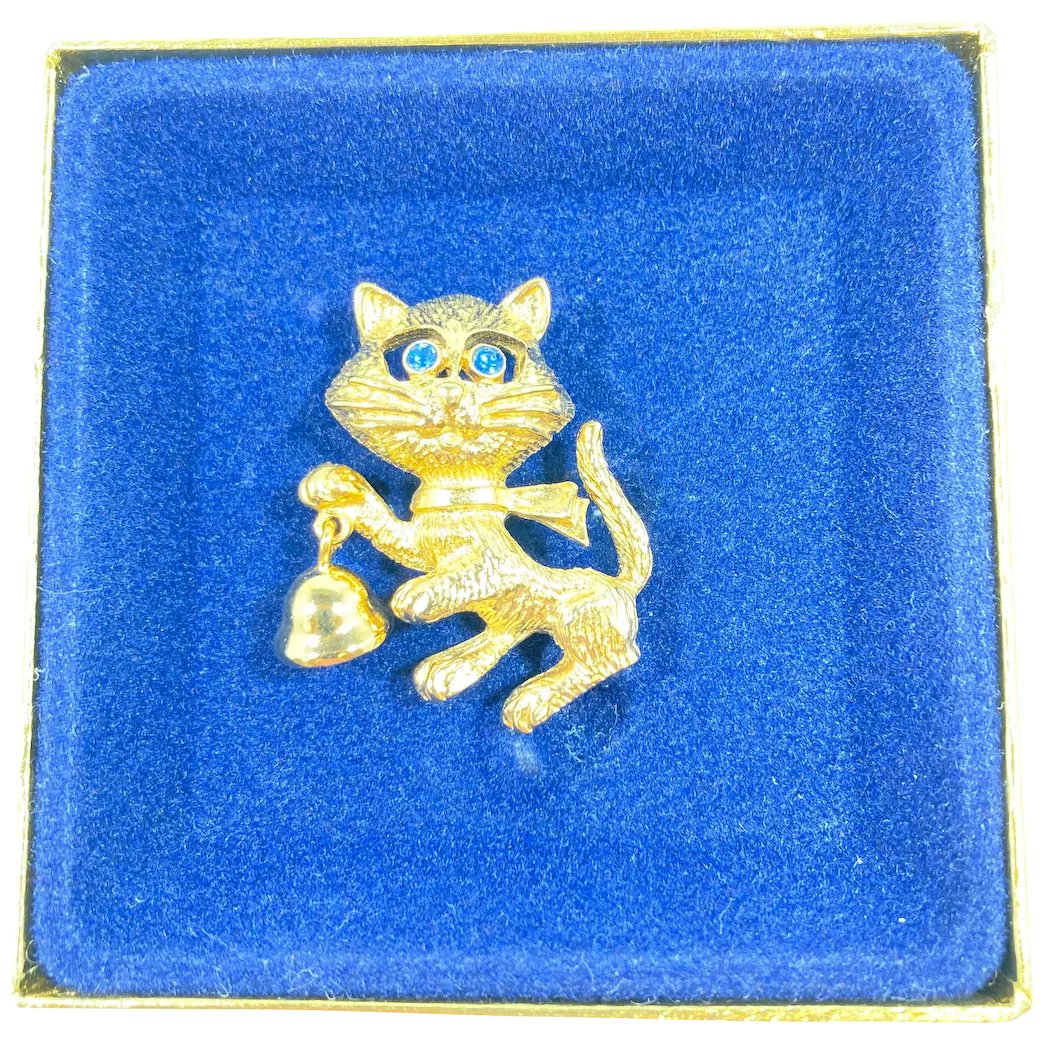 Avon Frisky Kitty Pin with Dangle Bell Mint in Original Box 1974
#rubylane #vintage #retro #FunFigurals #animals #critters #brooch #vintagejewelry #giftideas #jewelryaddict #vintagebeginshere #mothersday2024 #fashionista #diva #glam
rubylane.com/item/136230-E1…