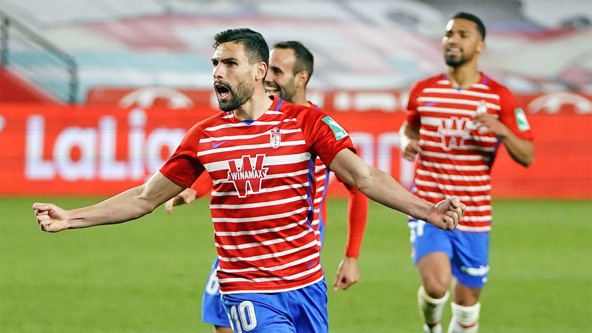 Muy bien Antonio Puertas en micros tras la que quizás haya sido su penúltima titularidad como futbolista del Granada. Que no nos tomen por tontos, eso pedimos.

"Si vamos a morir, que sea con dignidad".

Los Cármenes le debe una ovación eterna en la jornada 37.

Siempre Puertas.