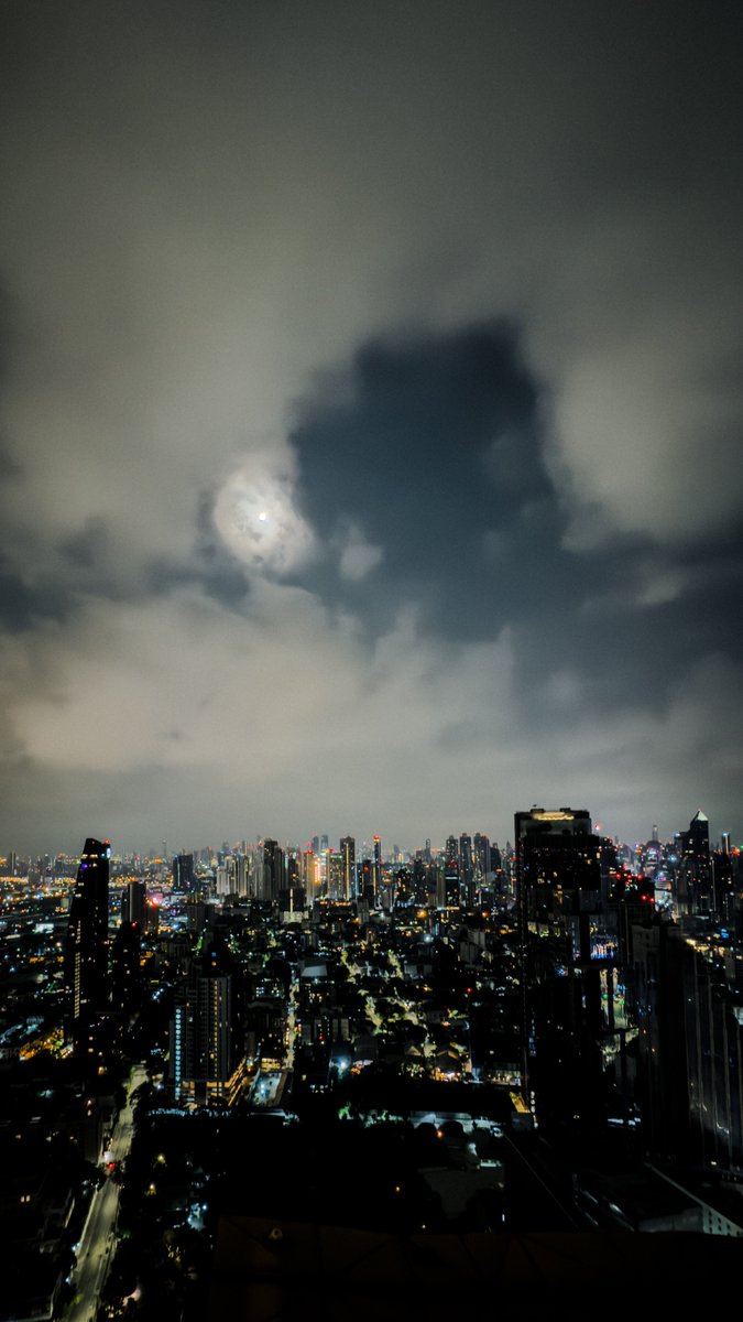 قمر الليلة من وسط بانكوك 🇹🇭