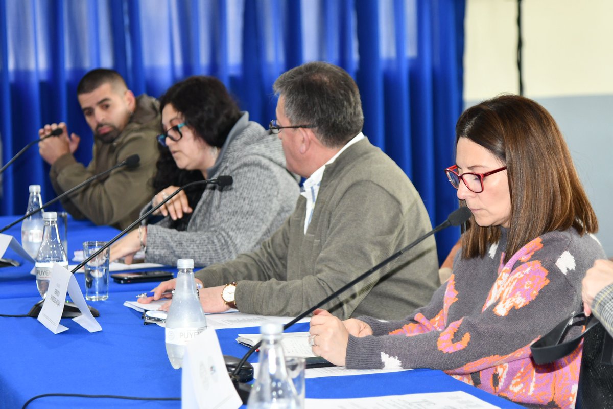 DidecoPM's tweet photo. Este viernes se ha realizado la primera sesión del Consejo de Organizaciones de la Sociedad Civil (COSOC) #PuertoMontt en la cual, se dio cuenta de los proyectos de inversión municipal, calles, vivienda, entre otros. https://t.co/4nHKqeMiSL