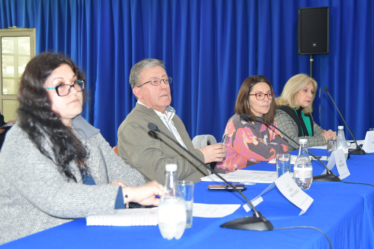 DidecoPM's tweet photo. Este viernes se ha realizado la primera sesión del Consejo de Organizaciones de la Sociedad Civil (COSOC) #PuertoMontt en la cual, se dio cuenta de los proyectos de inversión municipal, calles, vivienda, entre otros. https://t.co/4nHKqeMiSL