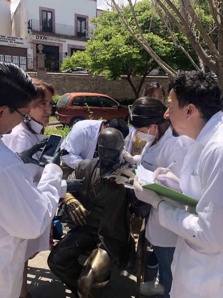 eecyrzrr's tweet photo. Los alumnos de VIII semestre del Taller de Restauración de Metales realizando un diagnóstico es patrimonio metálico emplazado en la intemperie. 

¿Quieres formarte como conservador restaurador? 
#añodelapaz 
#todosomospaz https://t.co/lNAoiKtDPt