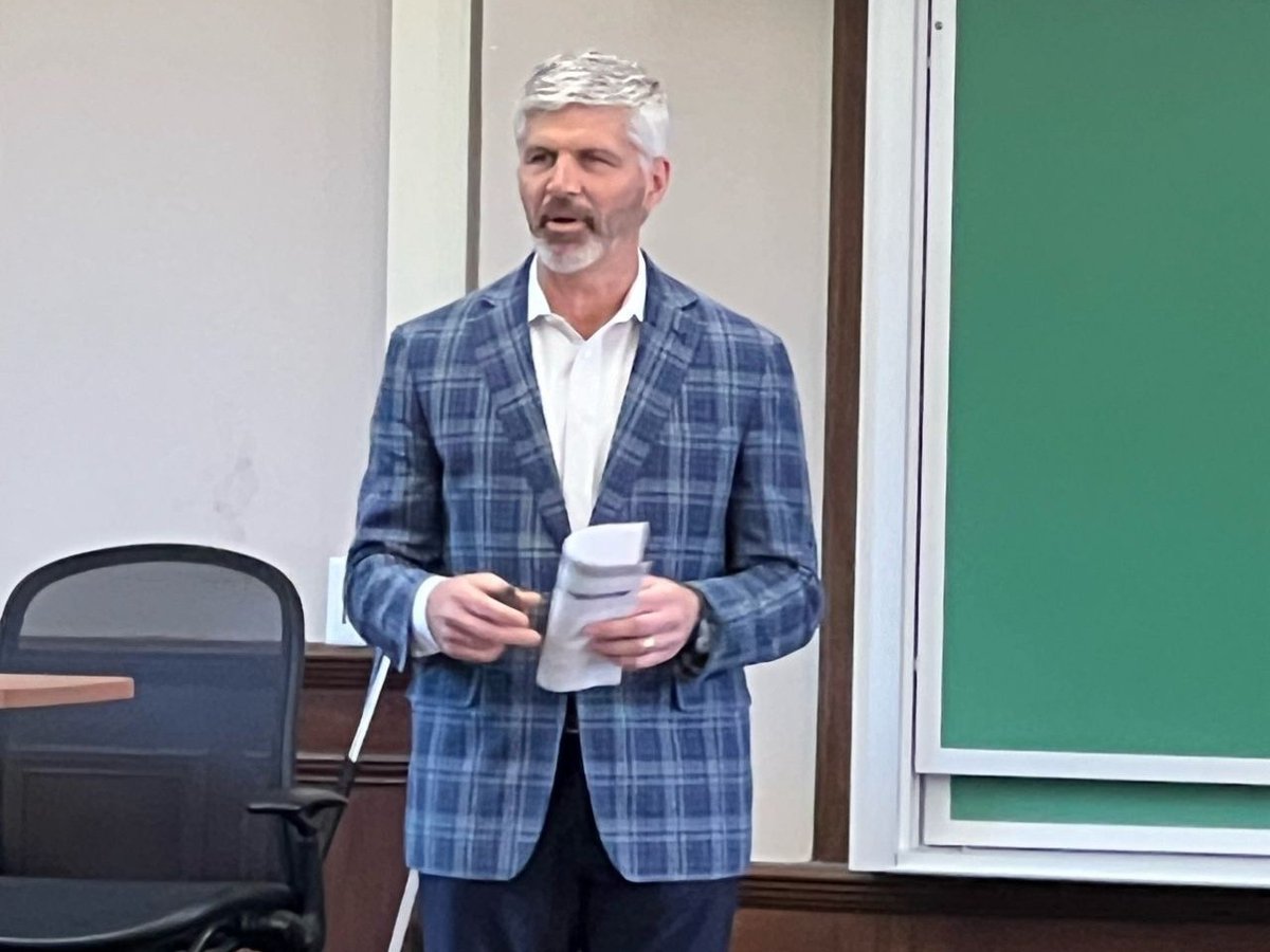ForvisMazarsUS's tweet photo. Whether we’re building relationships with students or experienced professionals, our team is there to guide you through your next career moves. Wherever you may be on your career journey, unlock your full potential by joining the team: https://t.co/b49VZz55Qz https://t.co/HOJI8VptqL