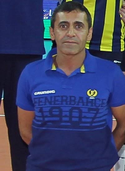 Yıllardır kadın voleybol şubesinin içinde. Takımın ihtiyaçları doğrultusunda hareket edecek, taraftarın istediği sonuçları aldıracak isim. Yeni koç adayım Malzemeci Ali beydir.