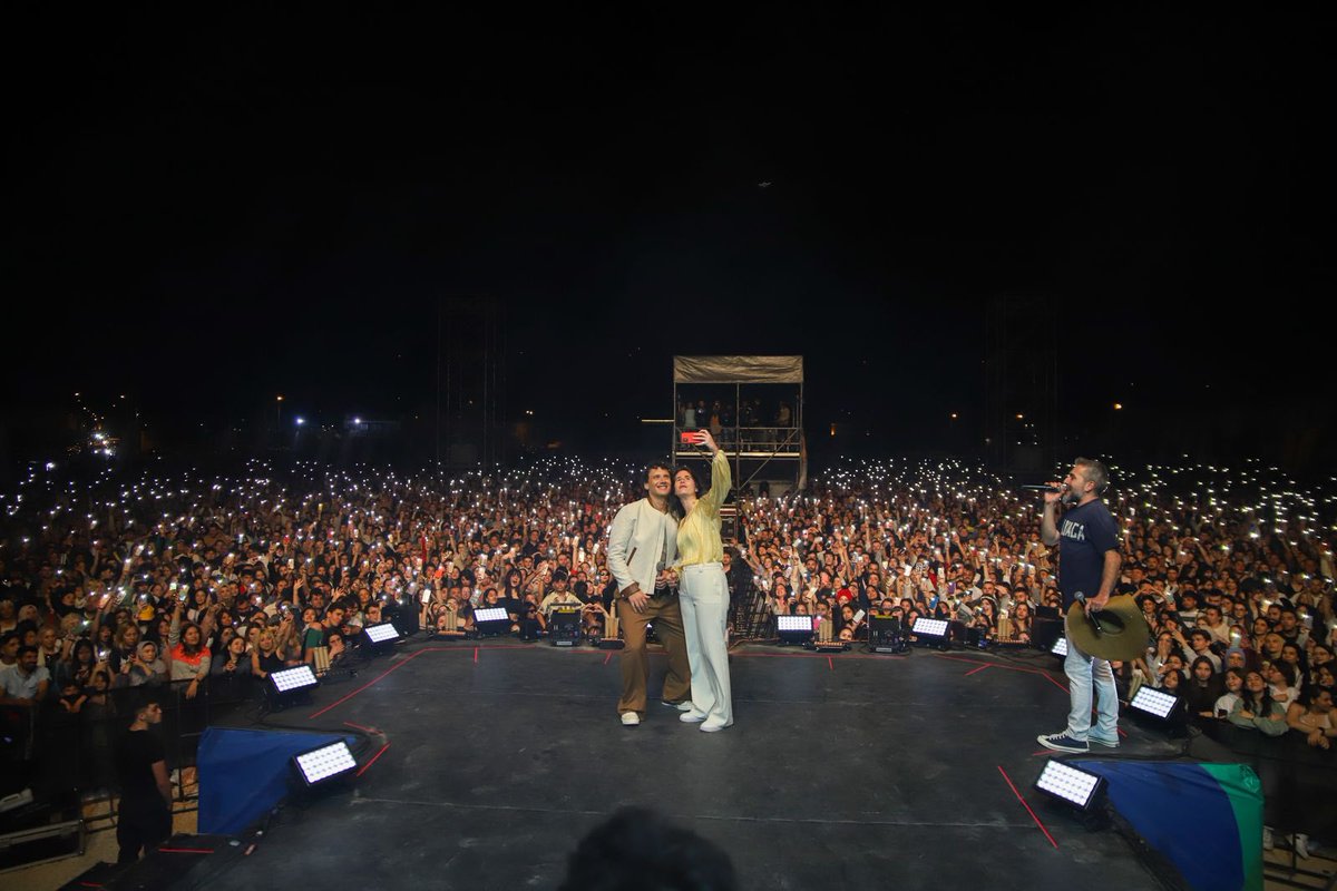 Bu akşam Çeşme'mizde sanat rüzgarı esti. Kıymetli sanatçımız Edis, 13. Alaçatı Ot Festivali kapsamında binlerin karşısına çıkarak konser verdi. Değerli sanatçımız Edis'e ve coşkusuyla alanları dolduran festival katılımcılarımıza teşekkür ediyorum.