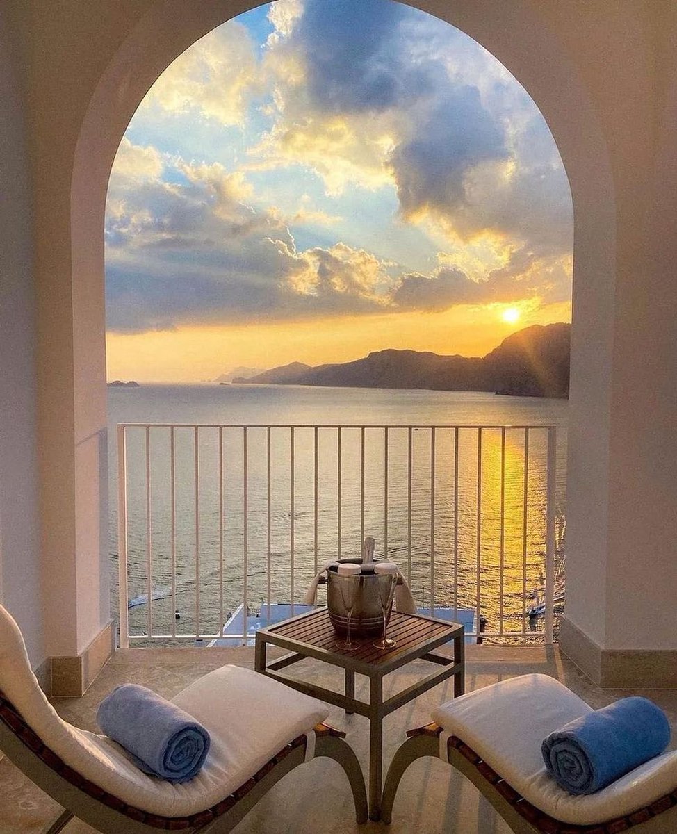 Sitting atop the curvaceous cliffs of Italy's Amalfi Coast, Casa Angelina offers a slice of modern minimalism on the Mediterranean, with an emphasis on barefoot luxury and top-level gastronomy. #TopWorldHotel #Hotel #AmalfiCoast 
📷: kate_may5