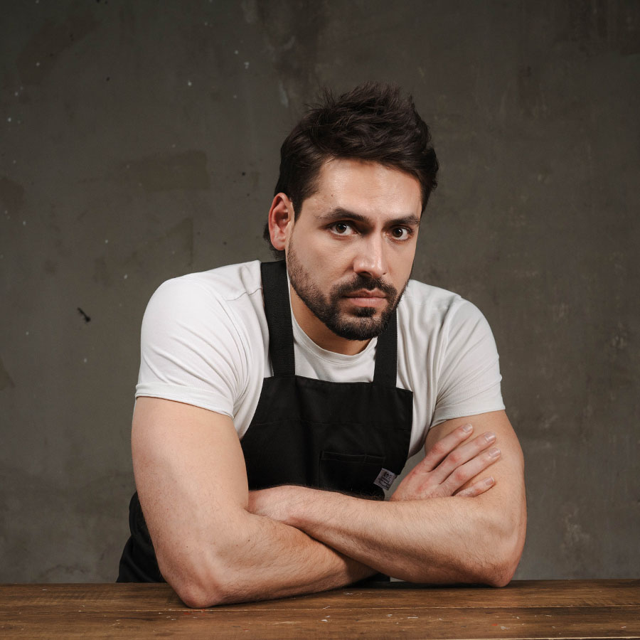 Alejandro Oliva protagoniza la obra #Voraz 🎭 interpretando a Juan Pérez, un cocinero que busca su gran oportunidad. Compra aquí tus boletos: linktr.ee/MilanLucerna 🎟️