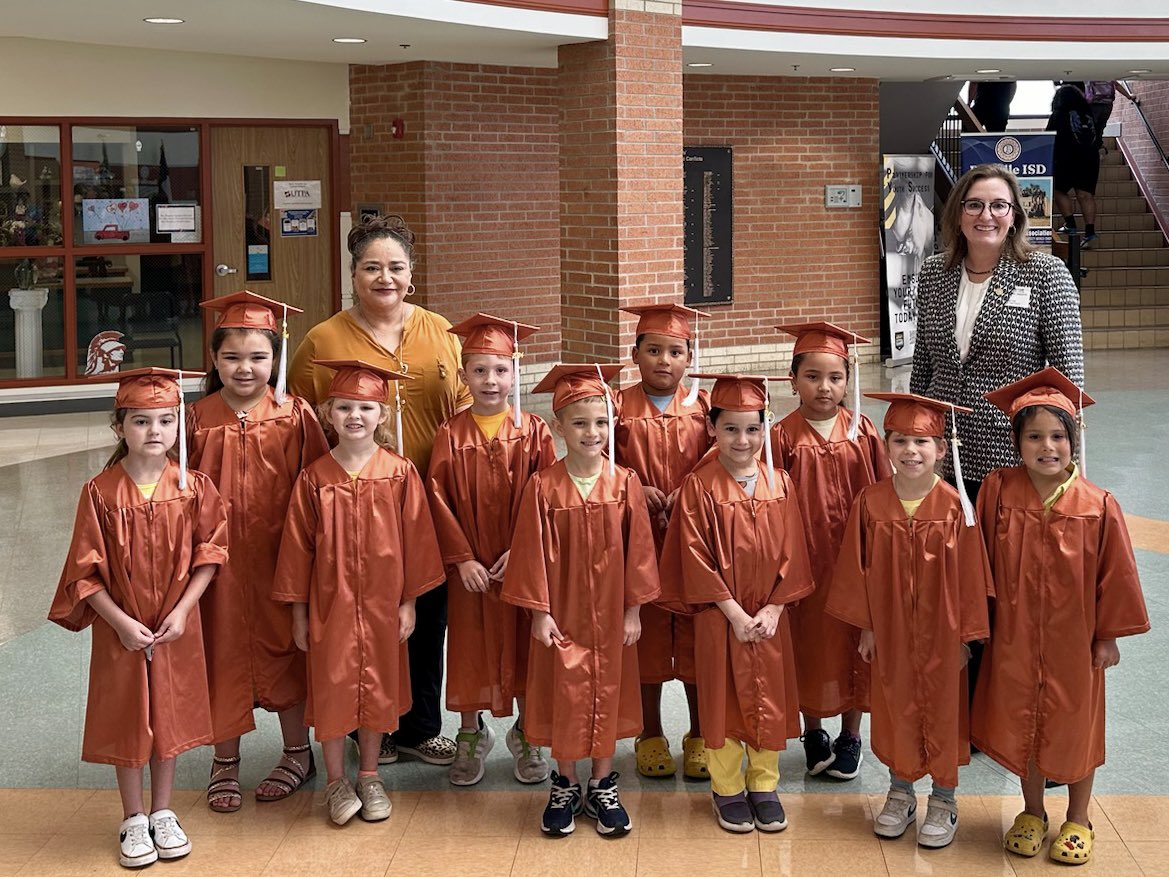 High fives all around! 🤩 Happy smiles are the best greetings ever—thank you @BeevilleISD kindergartners for the big welcome! #SD27