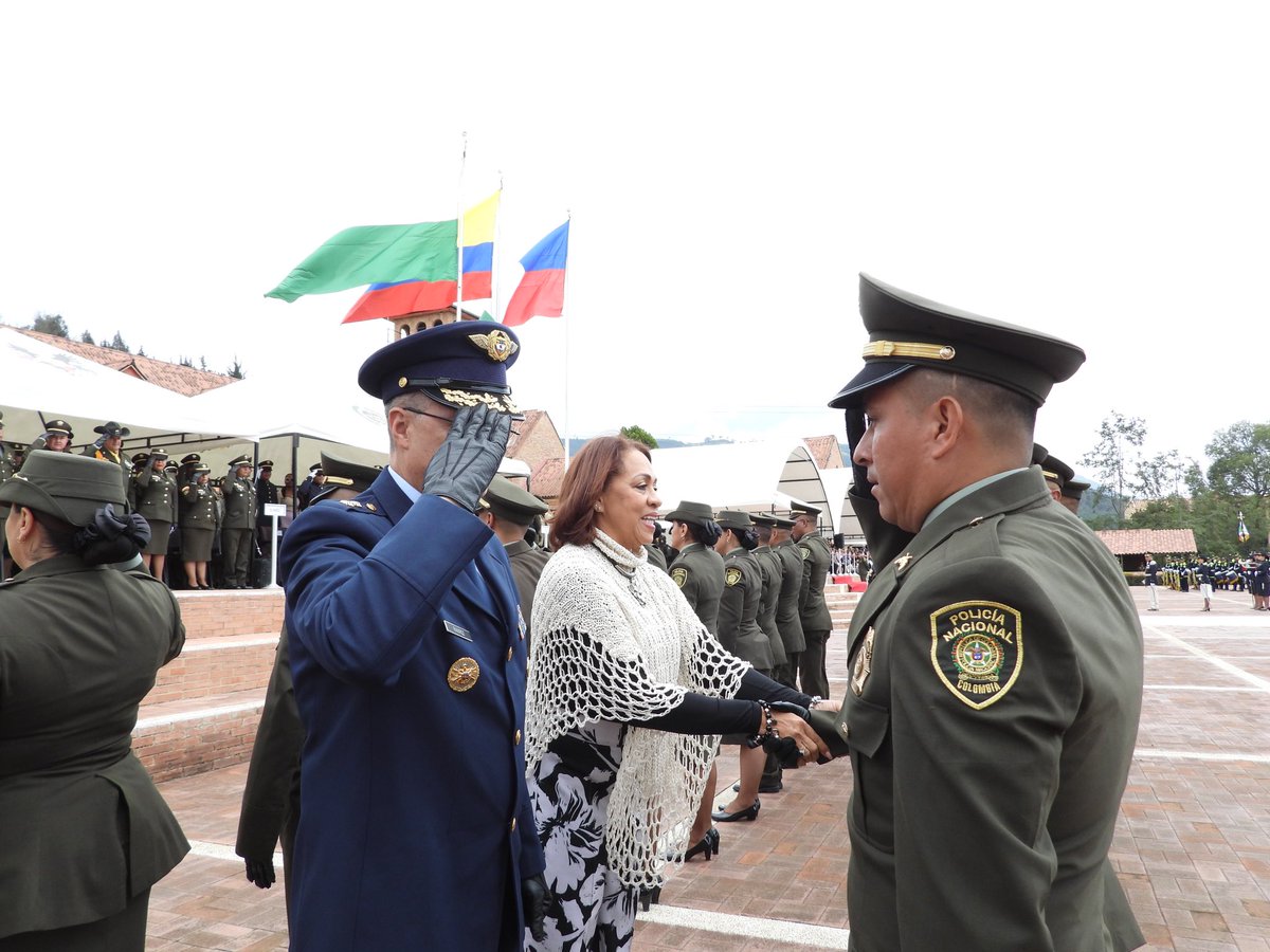 Ha sido un honor para mí estar presente en la ceremonia que se llevó a cabo en la Escuela de Suboficiales y Nivel Ejecutivo de la Policía. Fue un orgullo recibir la invitación de formar parte de la mesa directiva principal, donde tuve la oportunidad de entregar las insignias de