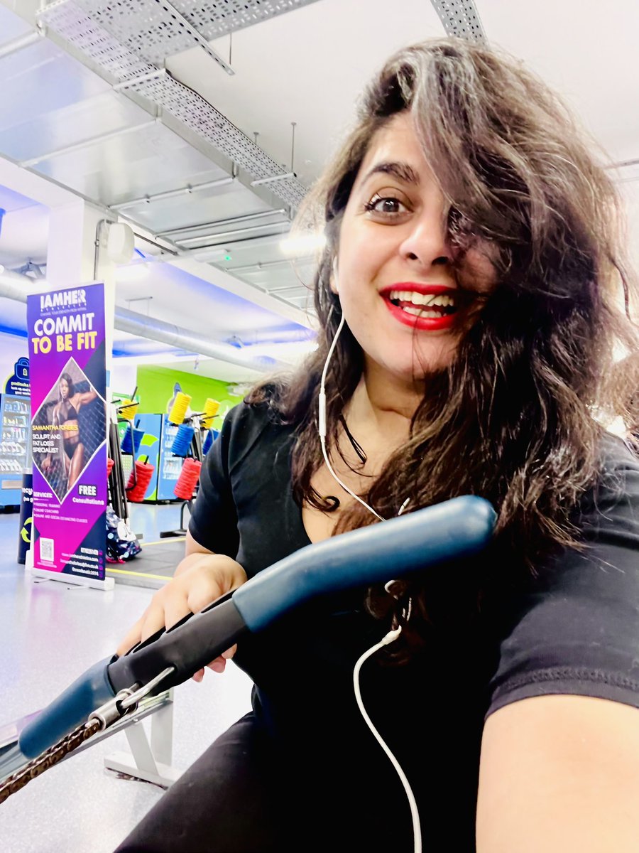 Obsessively rowing is obviously the best way to spend a Friday night 💪💃 38 days in a row at the gym - almost at 40! Exciting times 🙈🥳