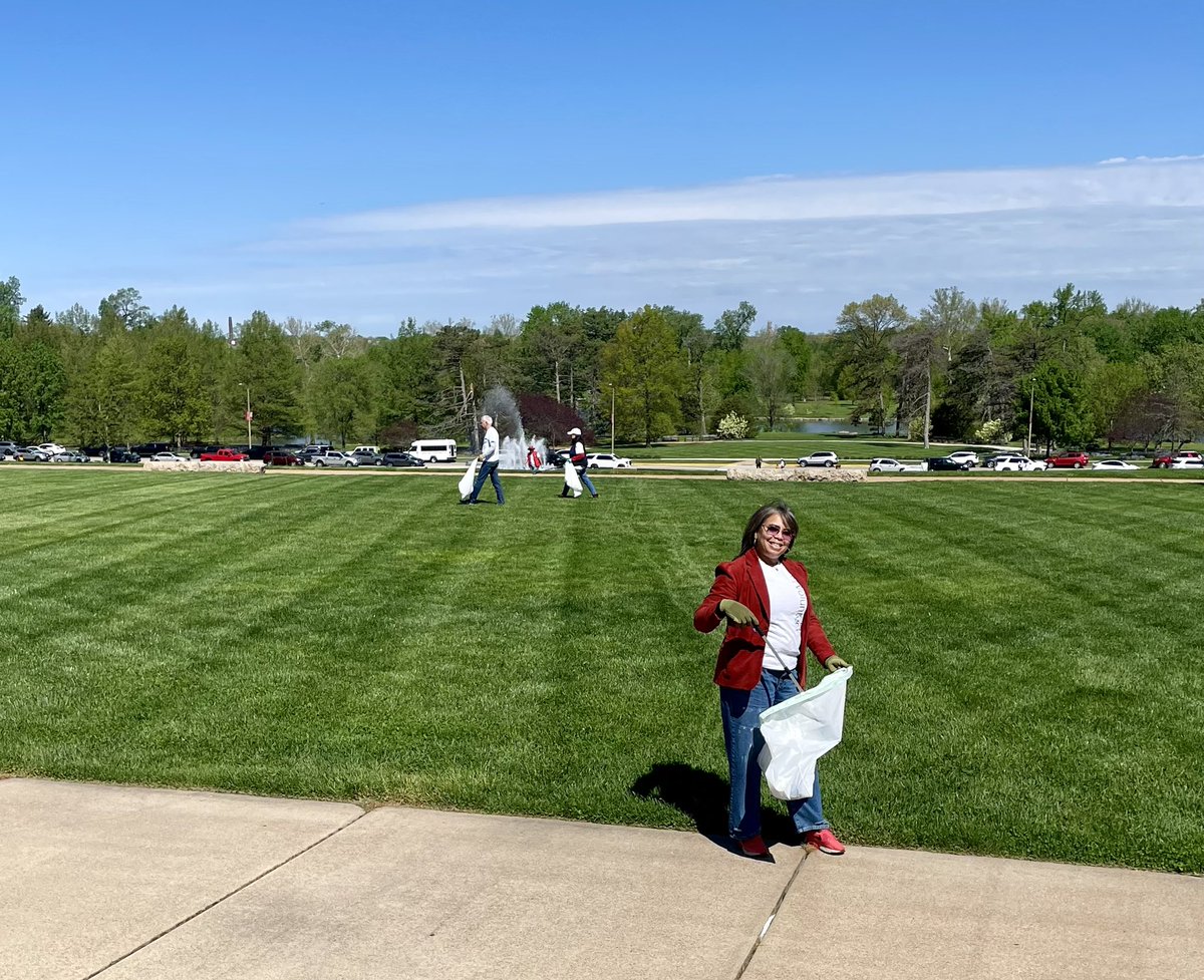 katie314fischer's tweet photo. This #GlobalServiceMonth, weβre connecting our passion with purpose. Our @BankofAmerica employee volunteers came together today and picked up litter at @ForestPark4Ever to help celebrate #EarthDay.
Helping make #STL stronger.
It takes all of us.
#BofAVolunteers https://t.co/uEobIfltld