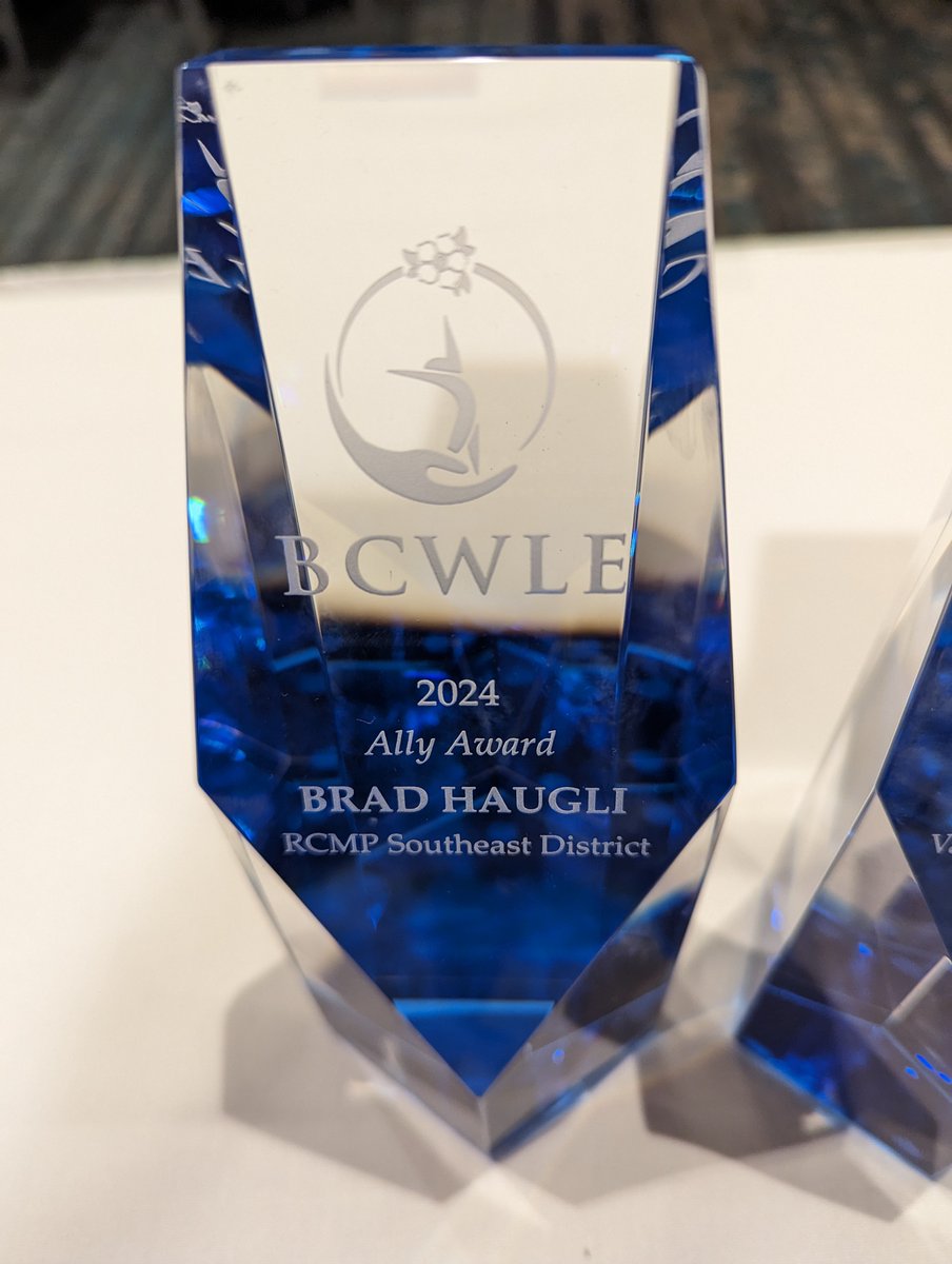 The 2024 #BCWLE #Ally Award goes to @BCRCMP SouthEast District Chief Supt Brad Haugli, for his continued support of #WomenInLawEnforcement. He wasn't able to attend in person; @VanIslandRCMP Chief Supt Shawna Baher accepted on his behalf.
#WeServeWeProtectWeLead #StrongerTogether