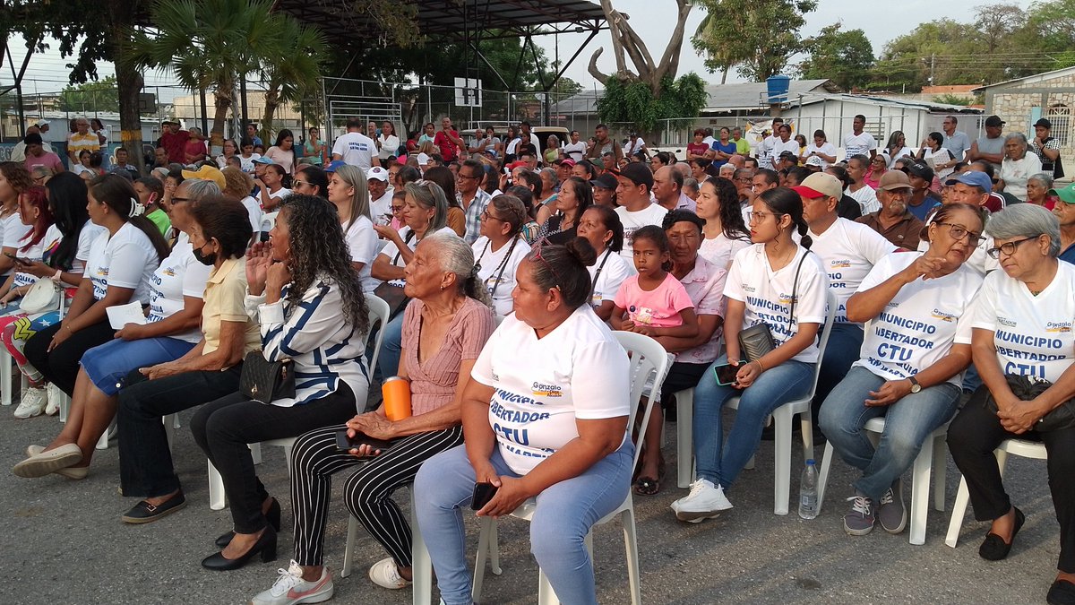 #AlMomento solicitud de titularidad de tierra a la gobernación del Estado #Aragua por parte de los 5CTU que conforman la Gran Pica 
#ConDiosTodoSinDiosNada 
@aecarri