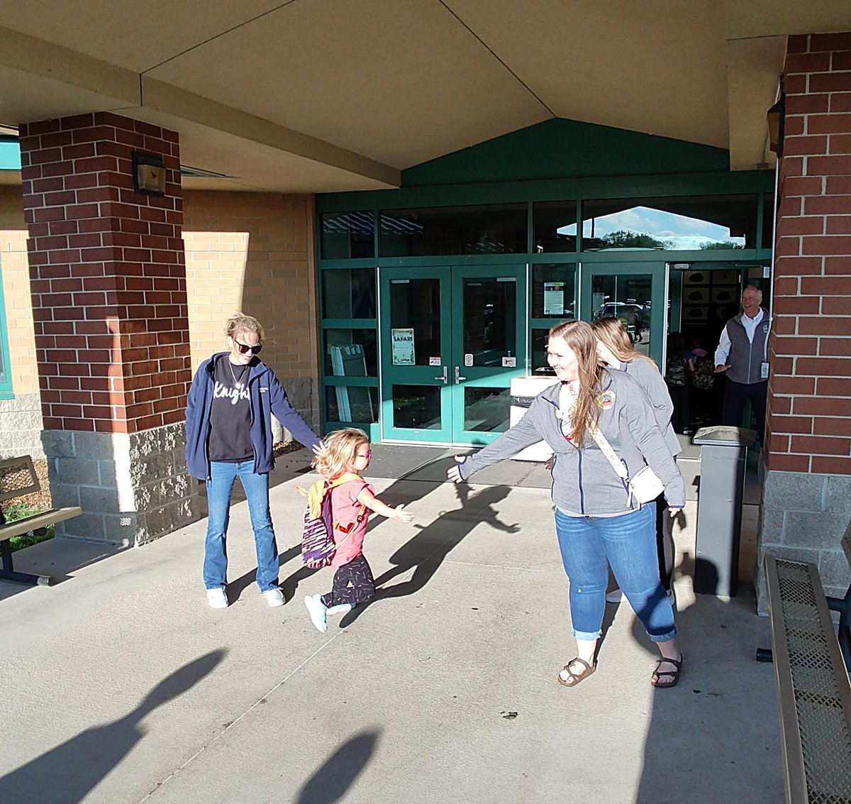 🖐 High 5 Friday was a blast as OCC welcomed Richland County Elementary and St. Joe students to school this morning! Huge shoutout to Coach Phil Britton and the OCC Baseball team along with our amazing faculty and staff who helped out!