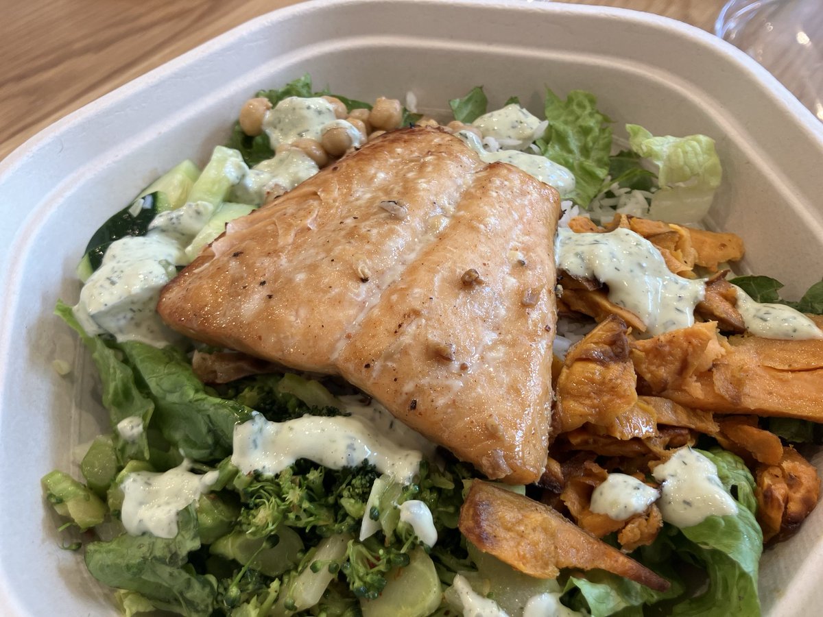 A delicious salmon salad with roasted sweet potatoes, broccoli, chick peas and cucumbers. Green goddess dressing 😋