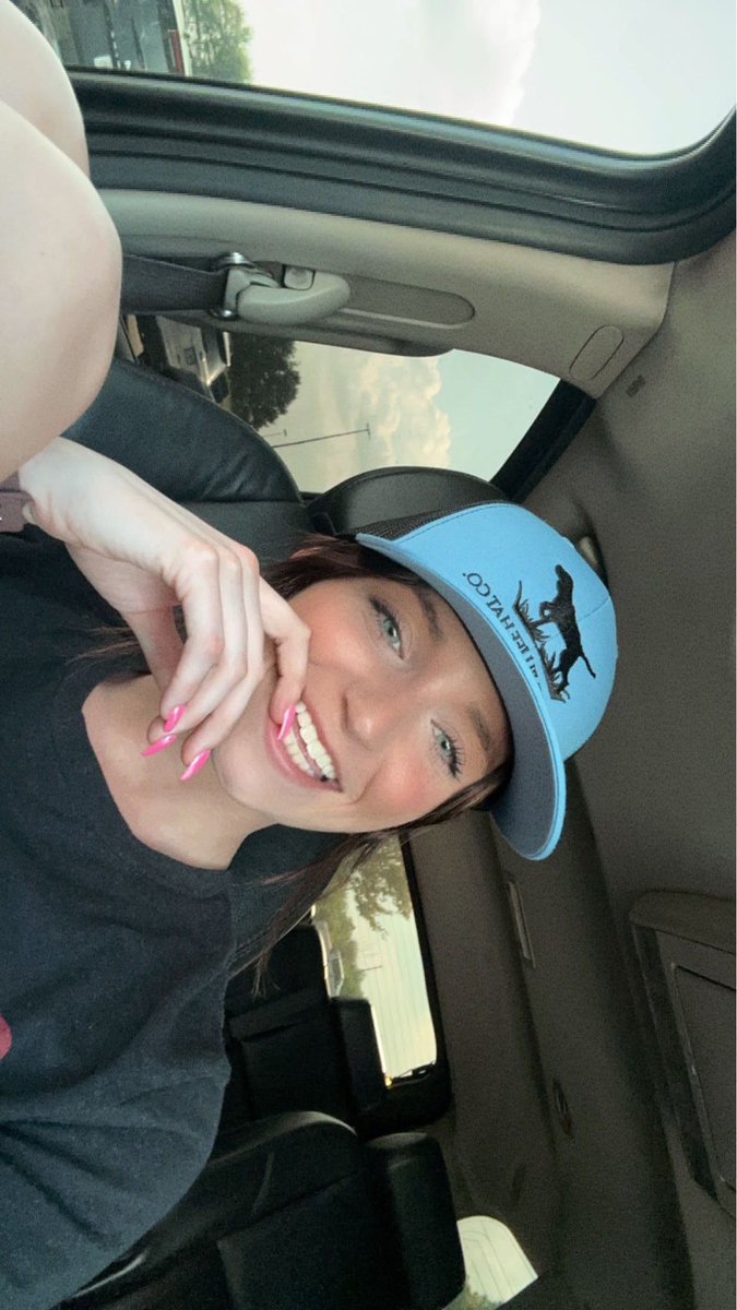 BaileighEdwards's tweet photo. Pink nails to match my spoiled ass blue hat to match my beer drinkin ass 🫶🏽 https://t.co/x3YpR6evnC