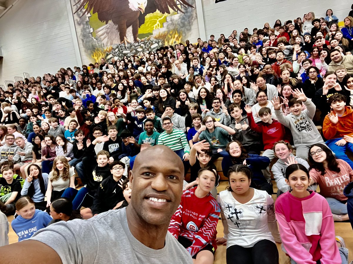 Yep! 2 schools in one day! Different school, different students, different staff and I wore a different T-shirt! LOL!! 🤣🤣 But same message, same passion, same energy, and same result. INSPIRED STUDENTS! That’s what matters! 💪🏽💯❤️🙌🏽🎤🔥 #BuildingBridges