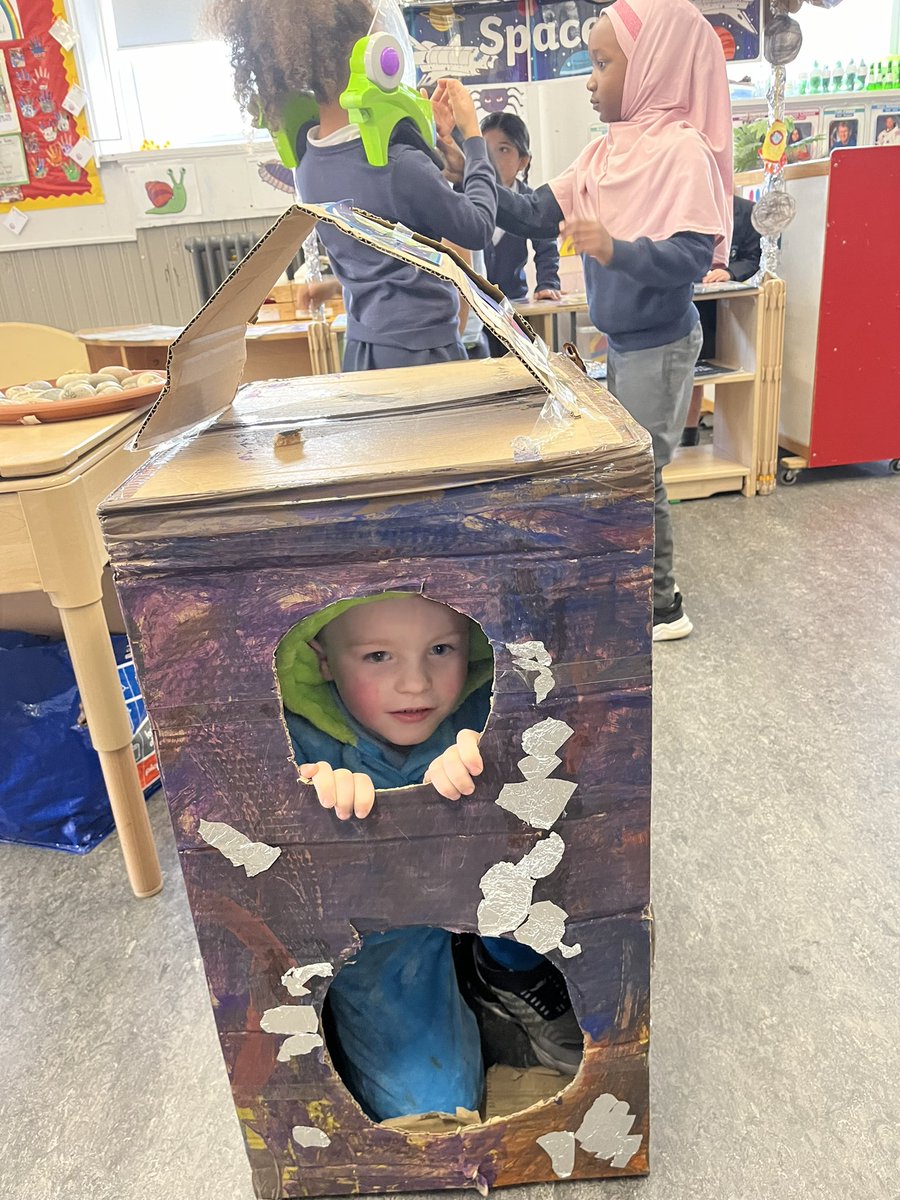 ibroxprimary's tweet image. What can you see from the Space Station ? 🛰️👽☄️🪐🚀👾 #Spacefun #Literacy